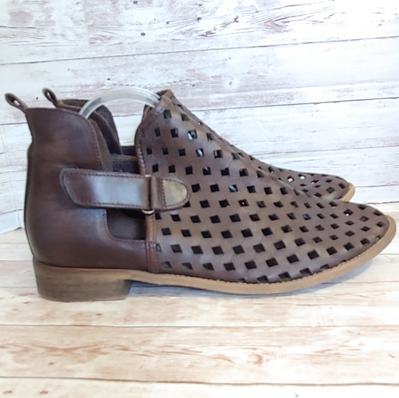 Anthro Musse & Cloud Cailia ankle booties